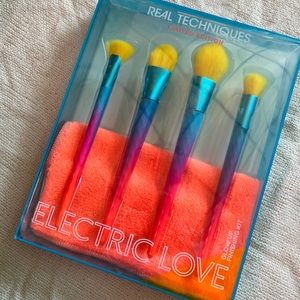 REAL TECHNIQUES SET- ELECTRIC LOVE